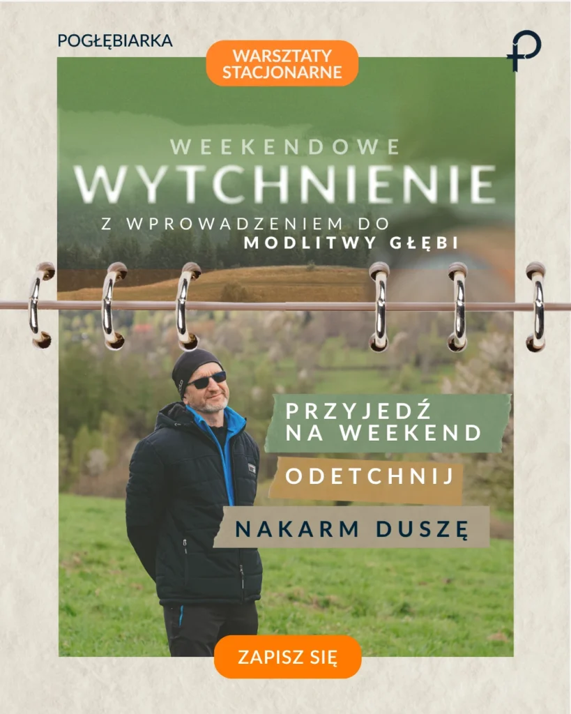 Mężczyzna w czarnej kurtce i czapce uśmiecha się na tle górskiej łąki – grafika promocyjna warsztatu Weekendowe Wytchnienie, Pogłębiarka